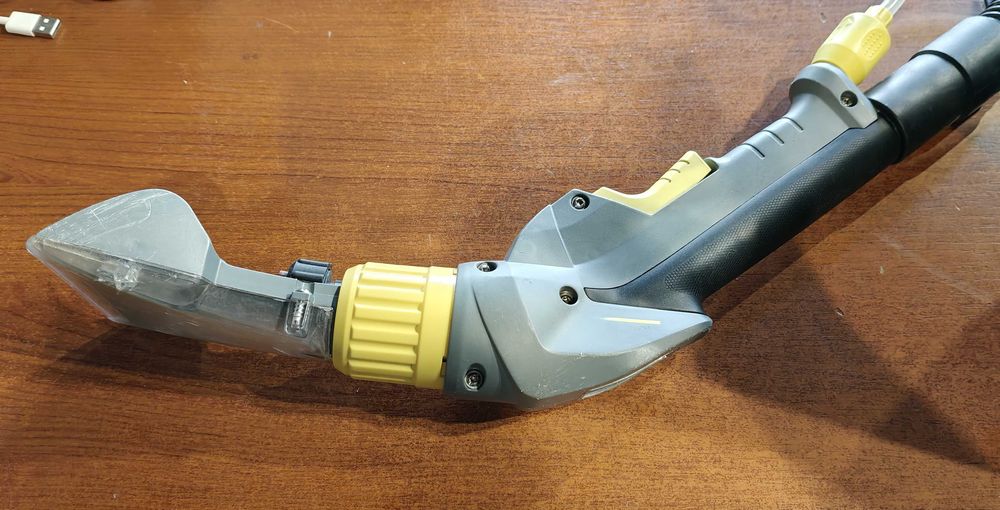 Odkurzacz piorący Kärcher Professional Puzzi 10/1 z dyszą do tapicerki