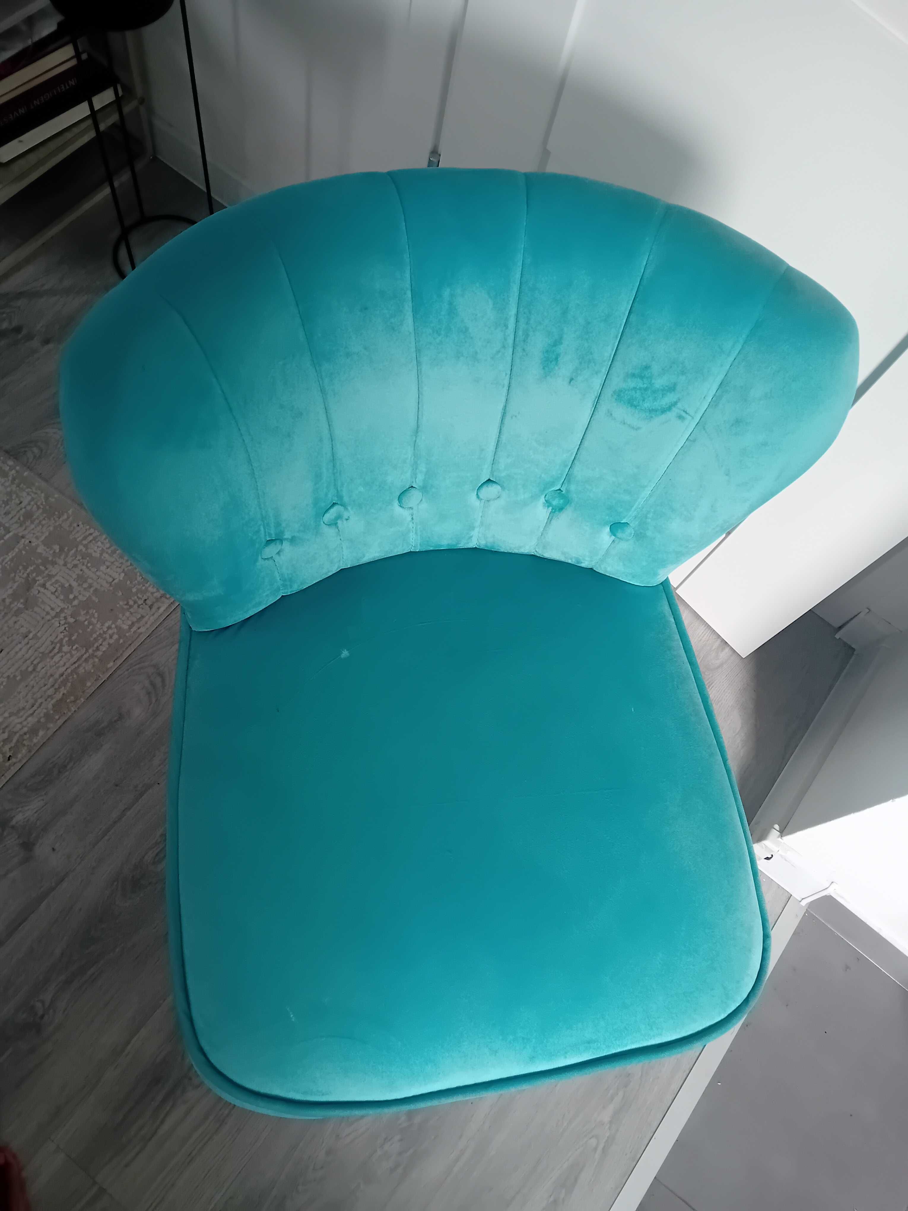 niebieska sofa z podnóżkiem
