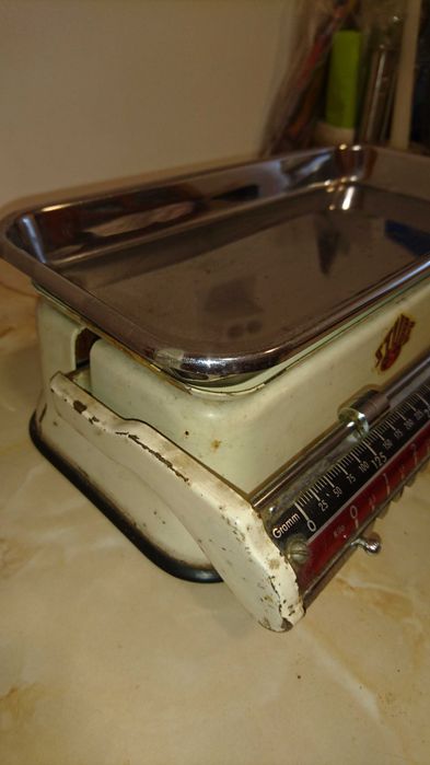 Stara waga do dekoracji , sprawna działająca .