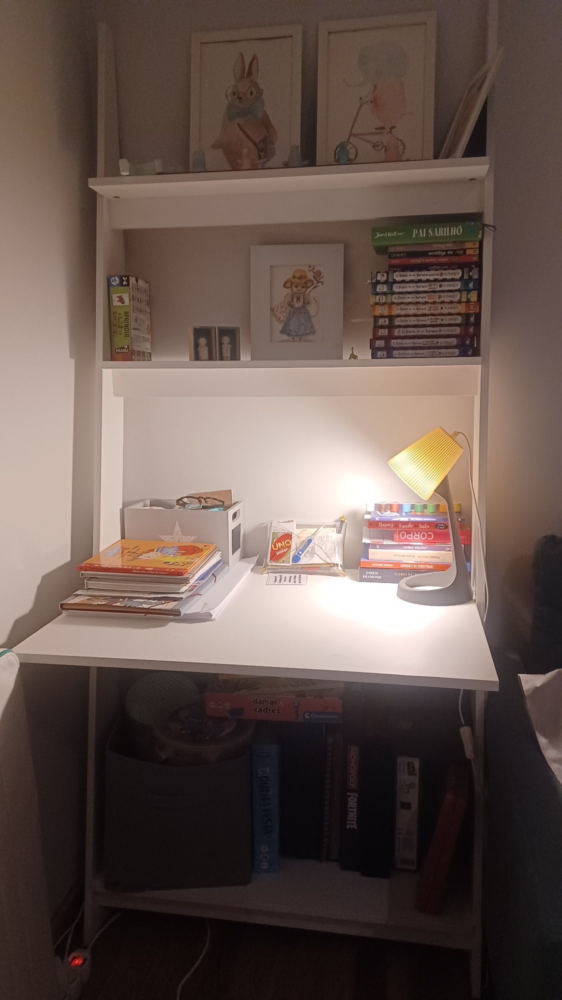 Estante com secretaria