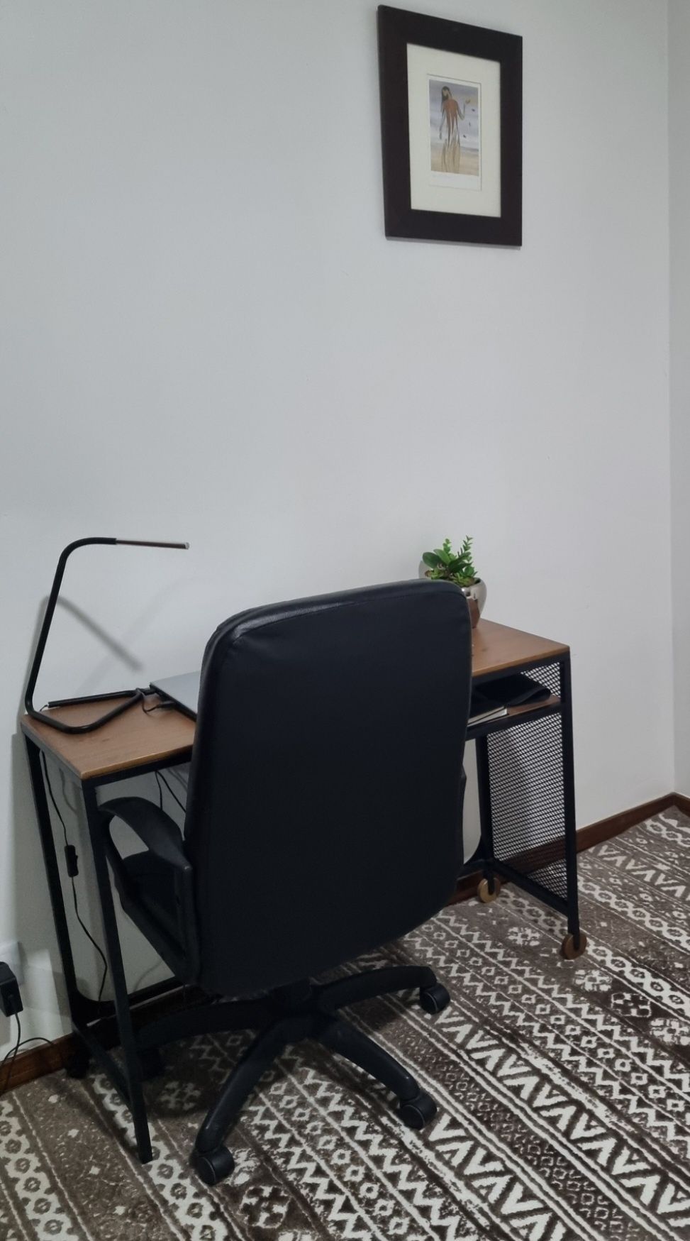 Secretaria e cadeira de escritório