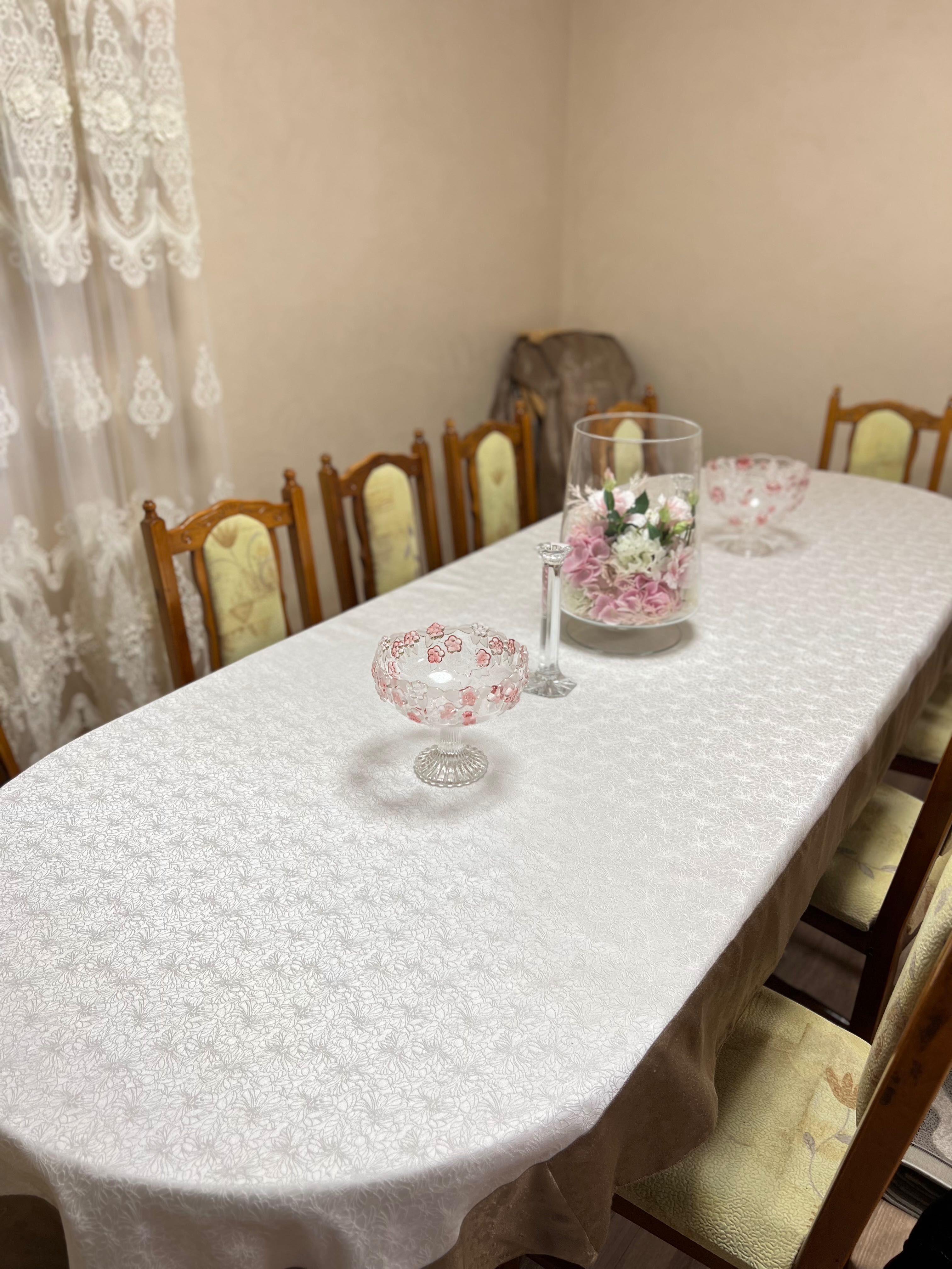 Стіл з стільцями