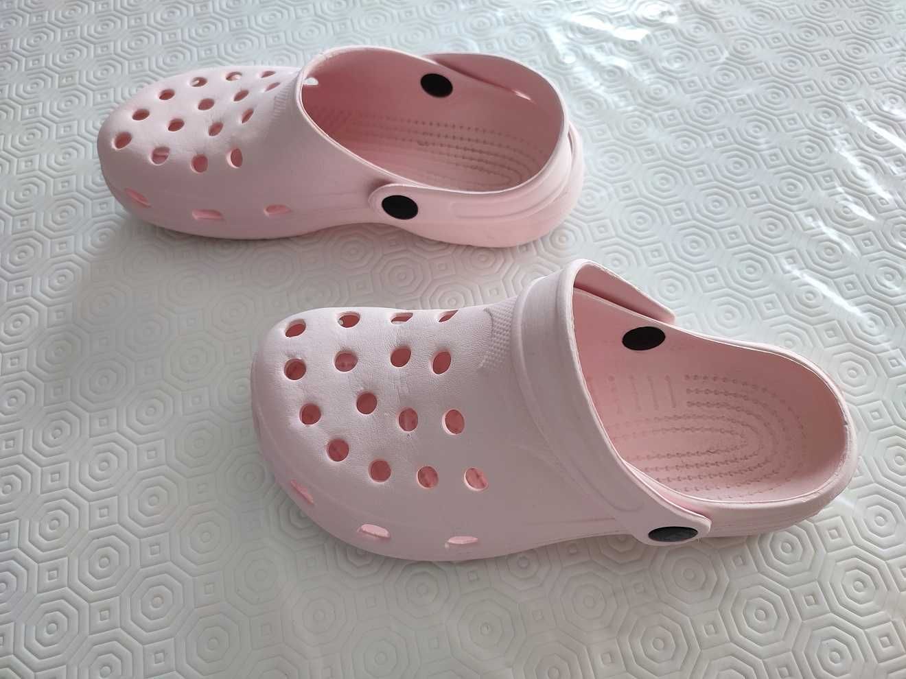 Sandálias tipo Crocs rosa – tamanho 34 (infantil)