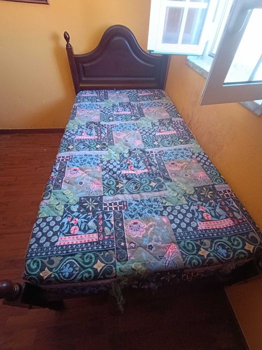 Cama de solteiro nova, em mogno. Com ou sem colchão. Há 3 iguais.