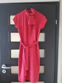 Ołówkowa różowa sukienka z krótkim rękawem na podszewce