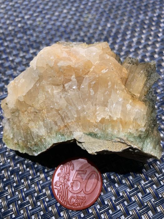 Pedra rara amarela e v