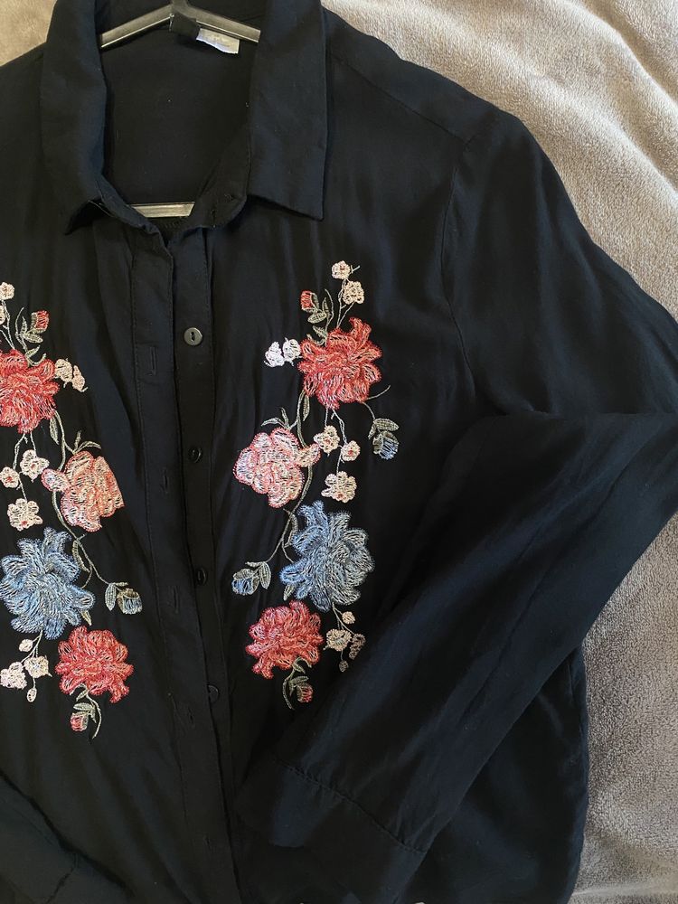 Рубашка чорна з квітками