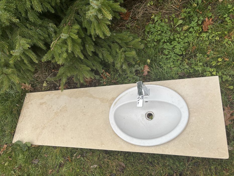 Umywalka z blatem i baterią