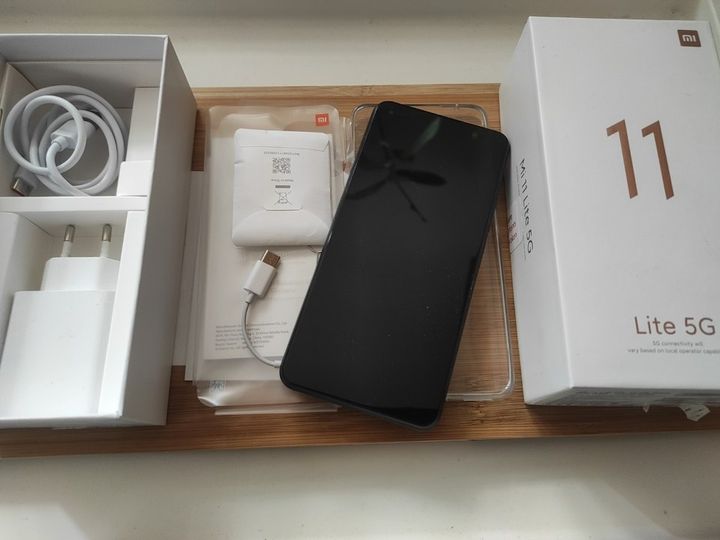 Prawie jak nowy Xiaomi Mi 11 ite 5G 8GB RAMu, 128GB ROMu komplet, case