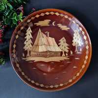 Stary ceramiczny talerz wiszący ze słomą dom las lata 60