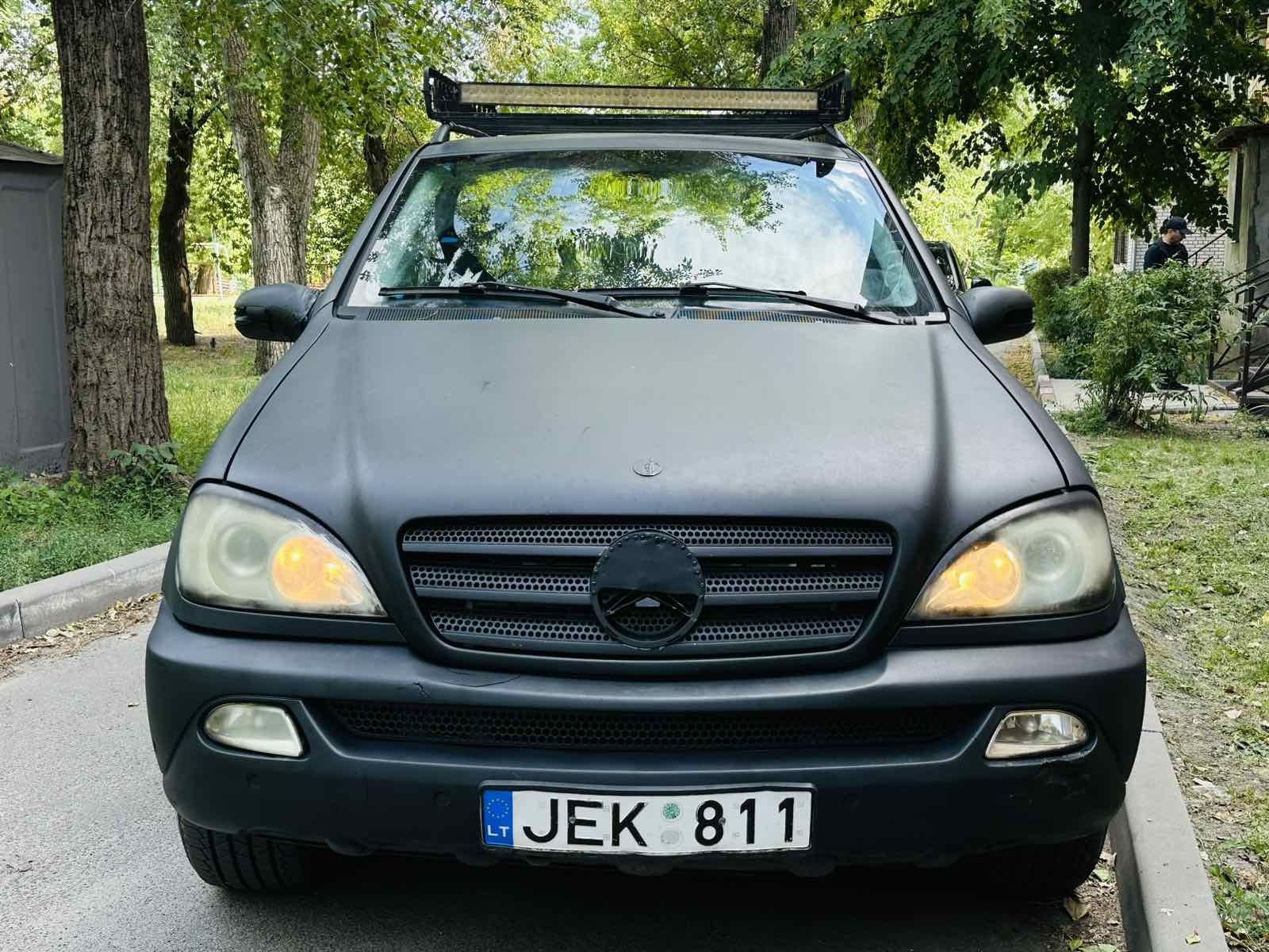 Продам автомобиль Mercedes МL 4 литра дизель полний привод
