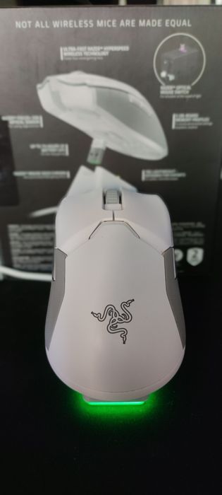 Белая игровая мышь Razer Viper Ultimate с док станцией