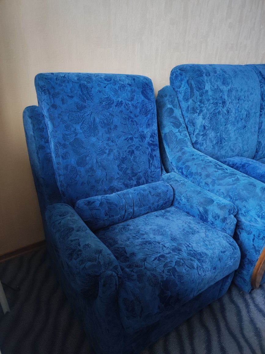 Продам м'який диван та два крісла для вітальні