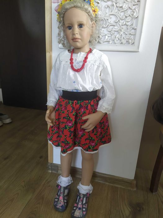 Lalka kolekcjonerska, winylowa, Susan Lippl, 95cm, w stroju ludowym