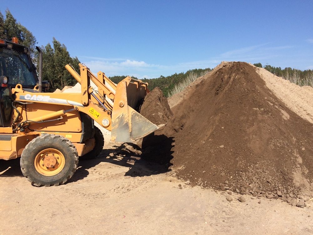 Areia para valas e terra para jardins