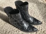 Botas pretas com tachas da Corina