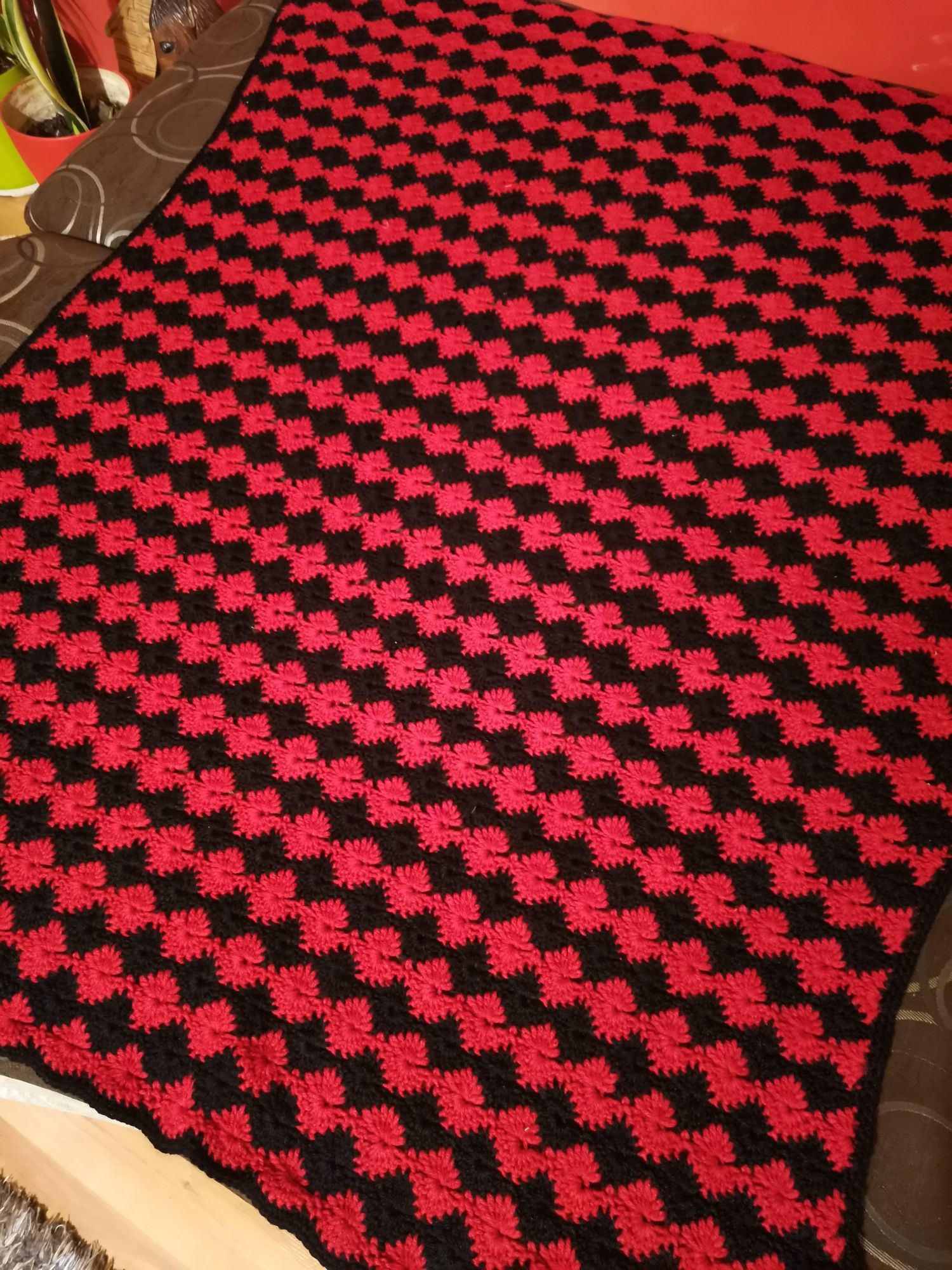Narzuta, koc na fotel, łóżko handmade,czerwono - czarna,100cmx130cm