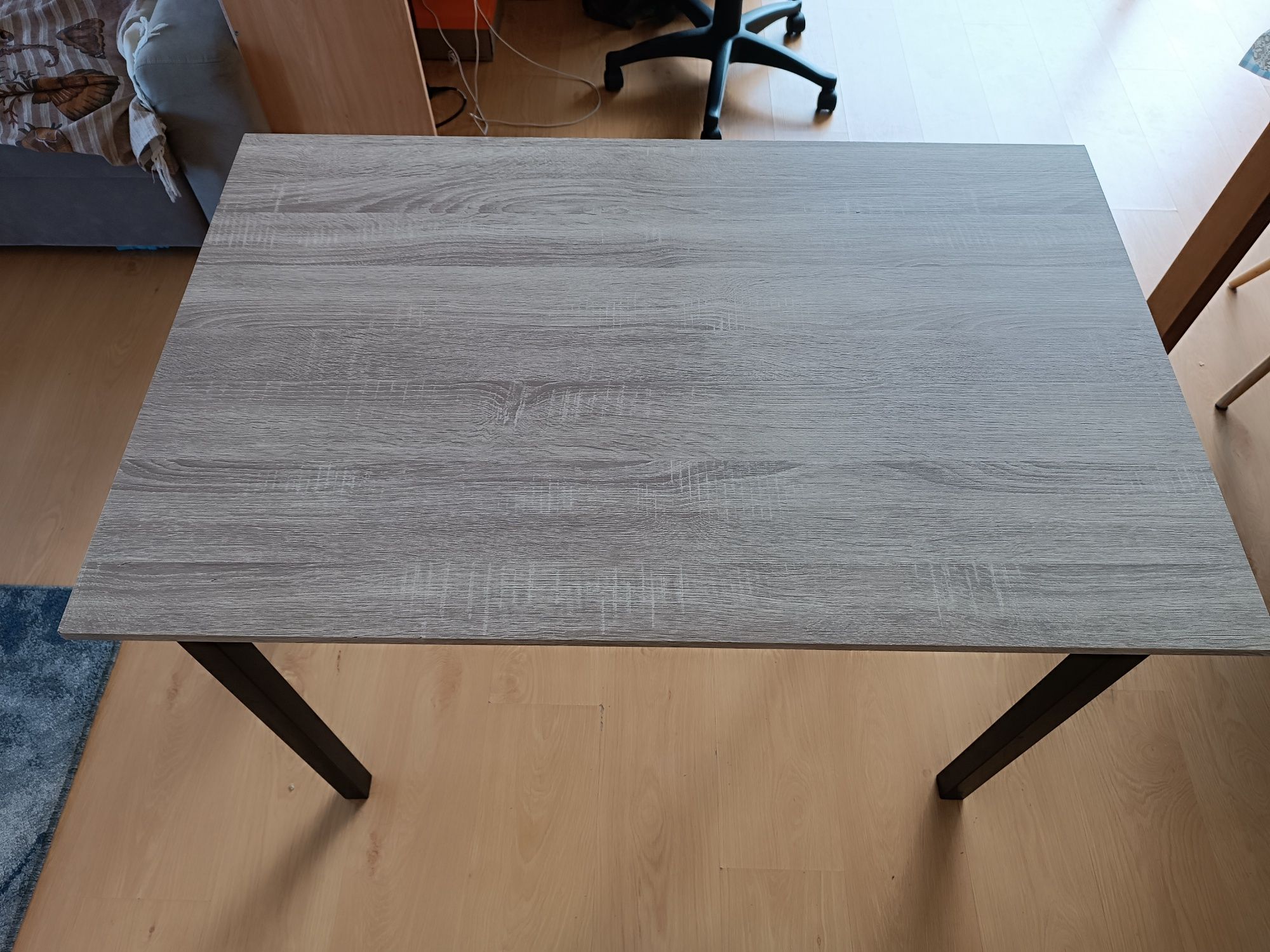 Mesa com estrutura metálica