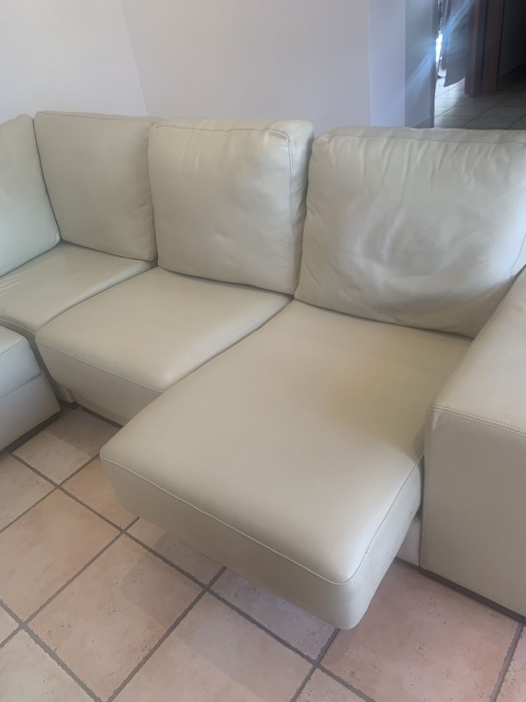 Sofá em pele bege com chaise long e 2 puffs
