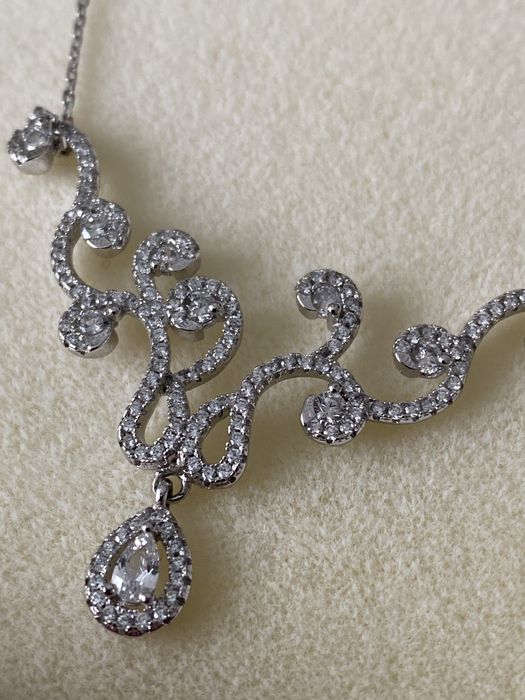 Zestaw srebrnej biżuterii ślubnej. Kolczyki i naszyjnik