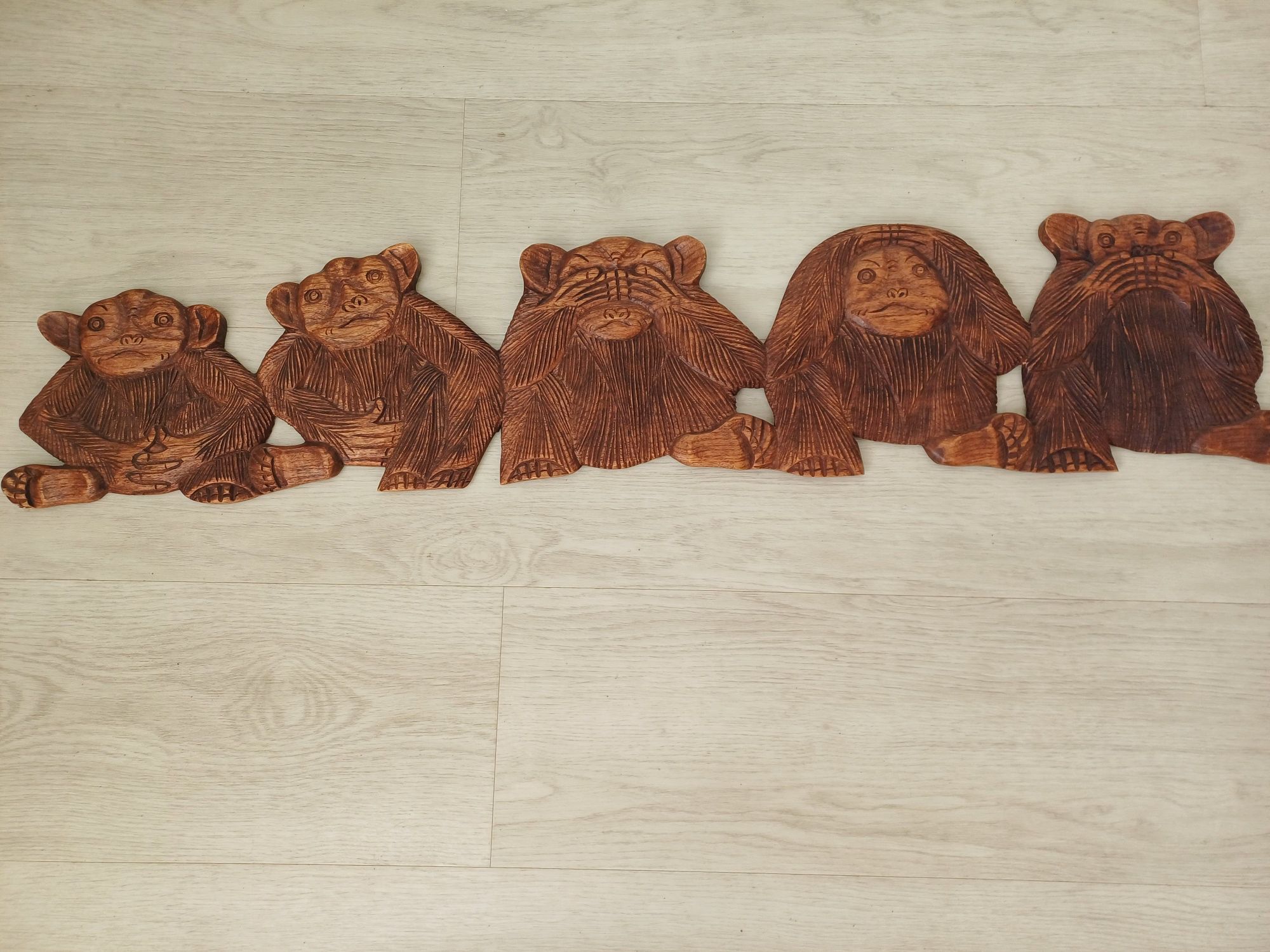 Wiszące małpki drewniane