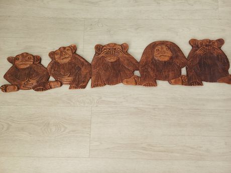 Wiszące małpki drewniane