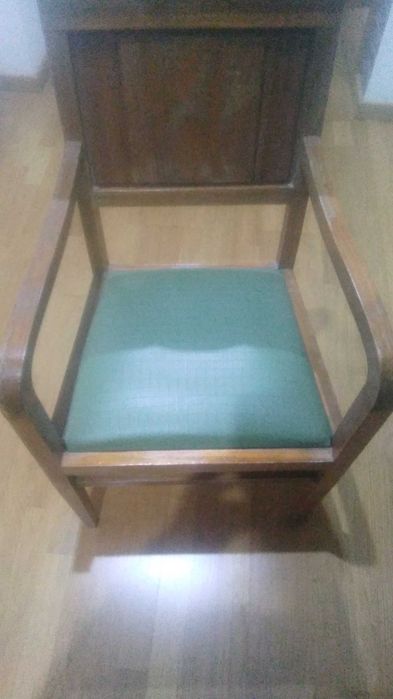 Cadeira de braços em madeira