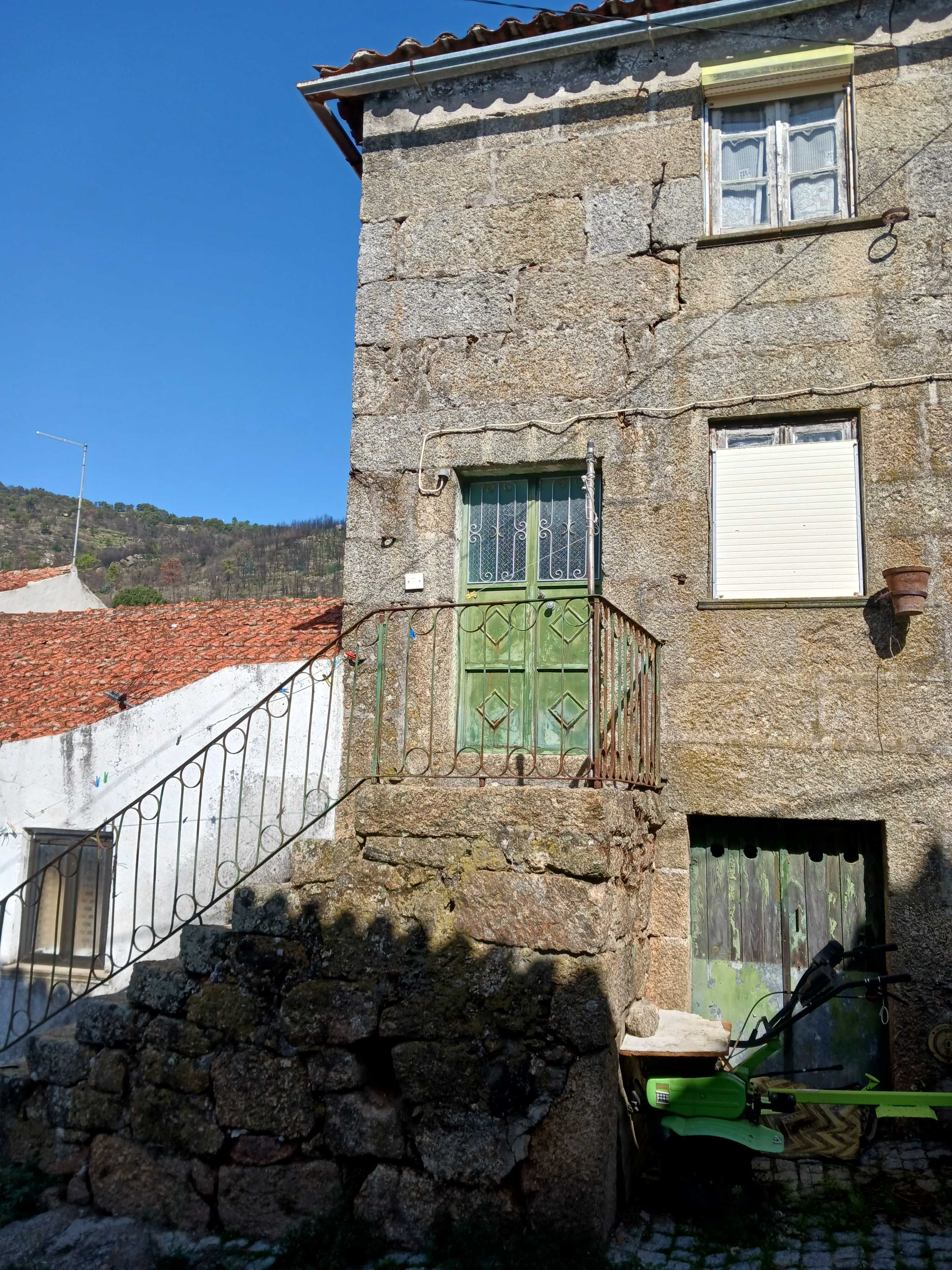 Casa em pedra para restauro na vila de Gonçalo - Guarda