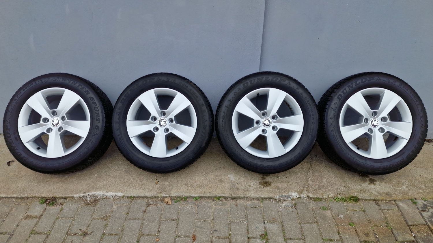 Koła Alufelgi 215/60 R16 z oponami Zimowymi Dunlop do Skoda Superb