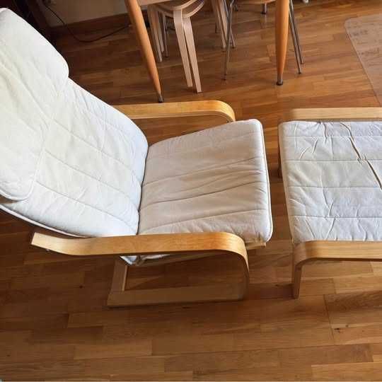 Repousa-Pés Ikea, modelo Poang