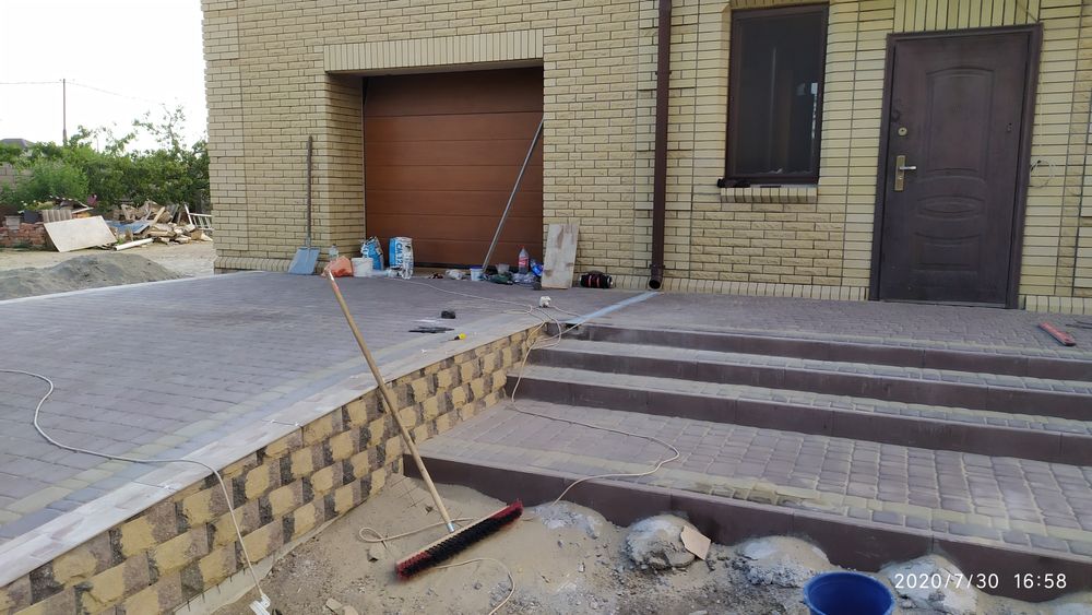 Укладання тротуарної плитки та ямковий ремонт