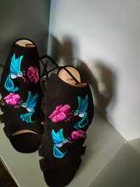 Czarne sandały na obcasie z haftem wiązane rozmiar 37