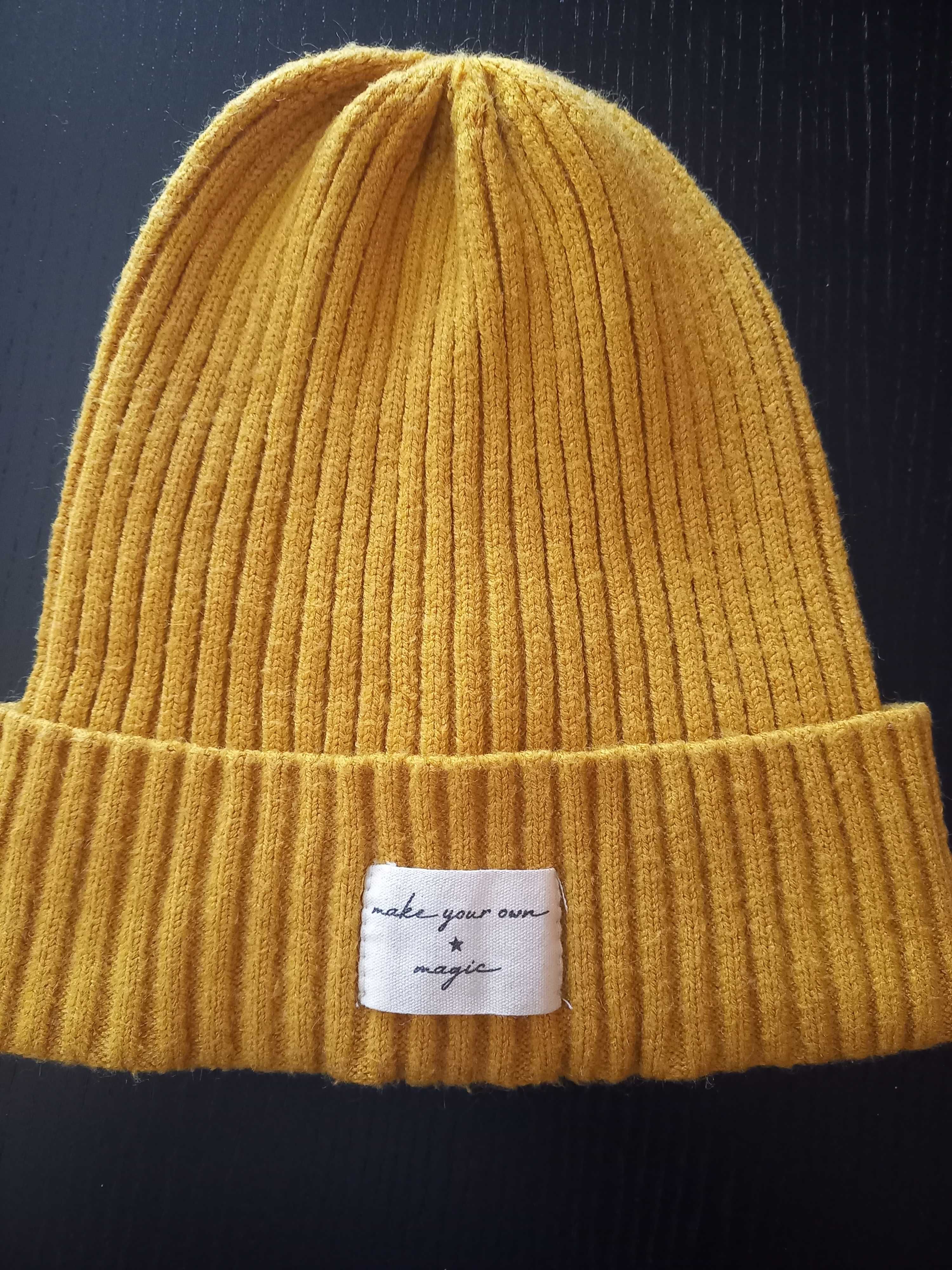 Sinsay. Musztardowa czapka beanie.