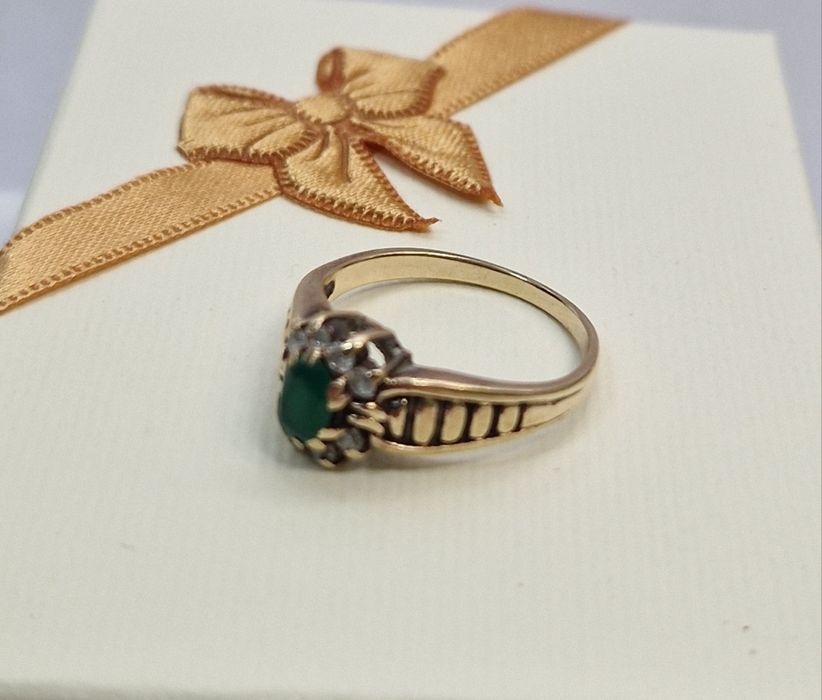 Piękny pierścionek z zielonym oczkiem i cyrkoniami używany PR 585 rozm
