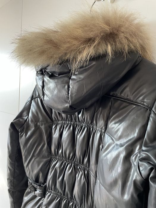 Kispo de penas com pelo no carapuço