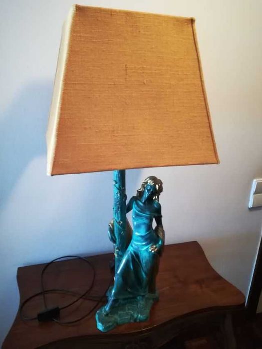 Candeeiro com imagem de senhora