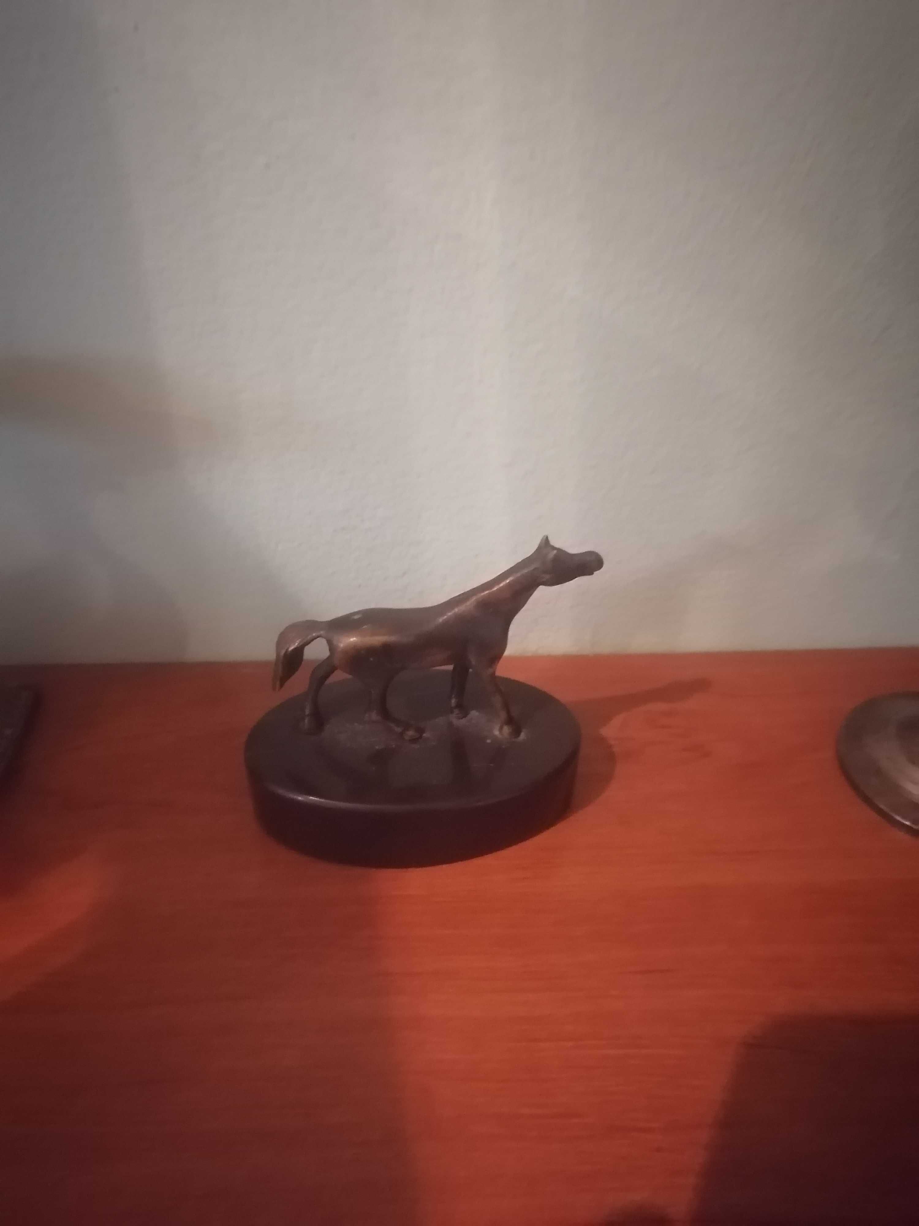 Estatueta de cavalo em bronze