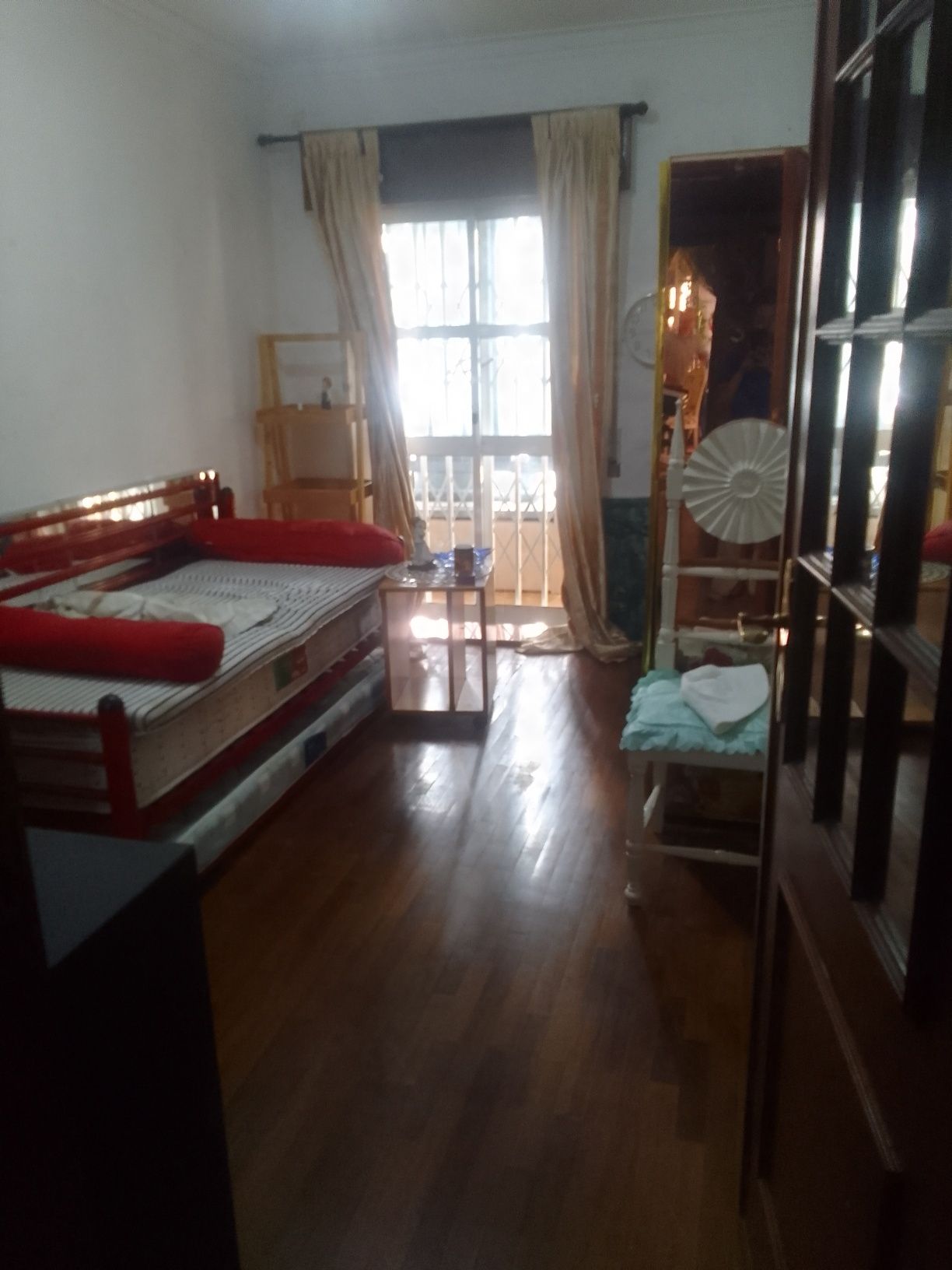 Quarto Aluga-se na Tapada das Mercês - junto à estação C.P