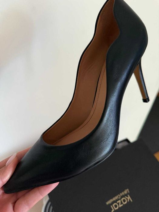 Czarne skórzane czółenka z falistą cholewką Kazar - szpilki NEW PARIS