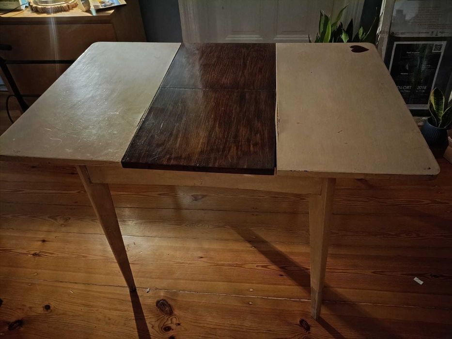 Oryginalny stół drewniany PRL, dwukolorowy, rozkładany – dla 4 osób