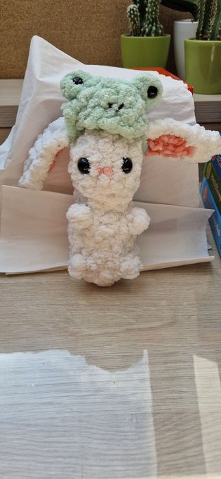 szydełkowny pluszak królik z czapeczka żaby