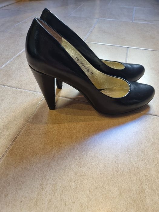 Туфлі на підборах з натуральної шкіри.