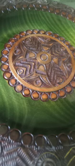 Piękny  stary drewniany  talerz z mosiężnymi zdobieniami i