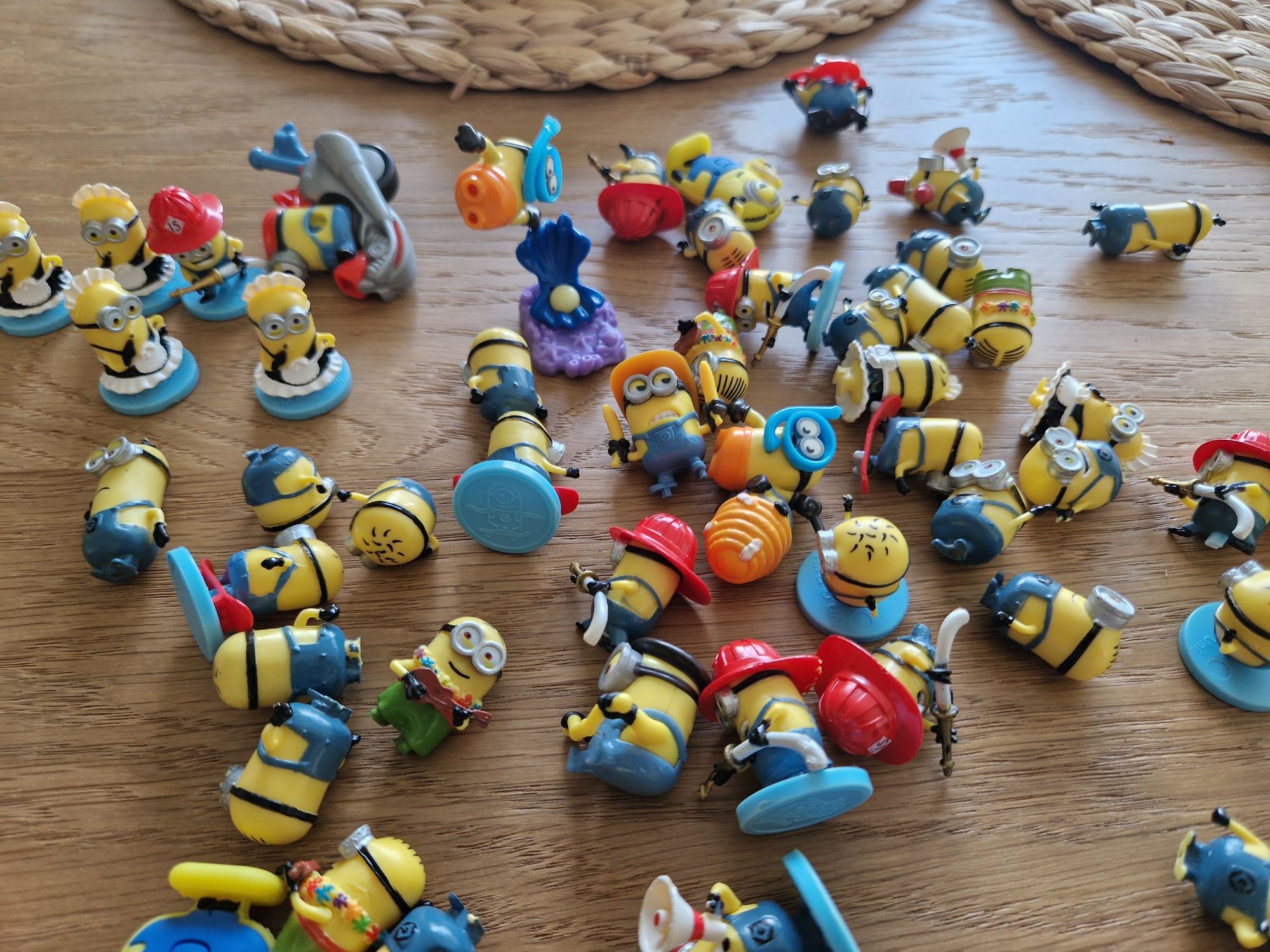 2 Zestawy minionków z 2 pojemnikami