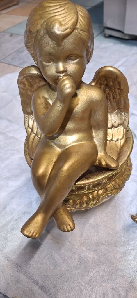 Złoty ozdobny aniołek z ozdobną donicą