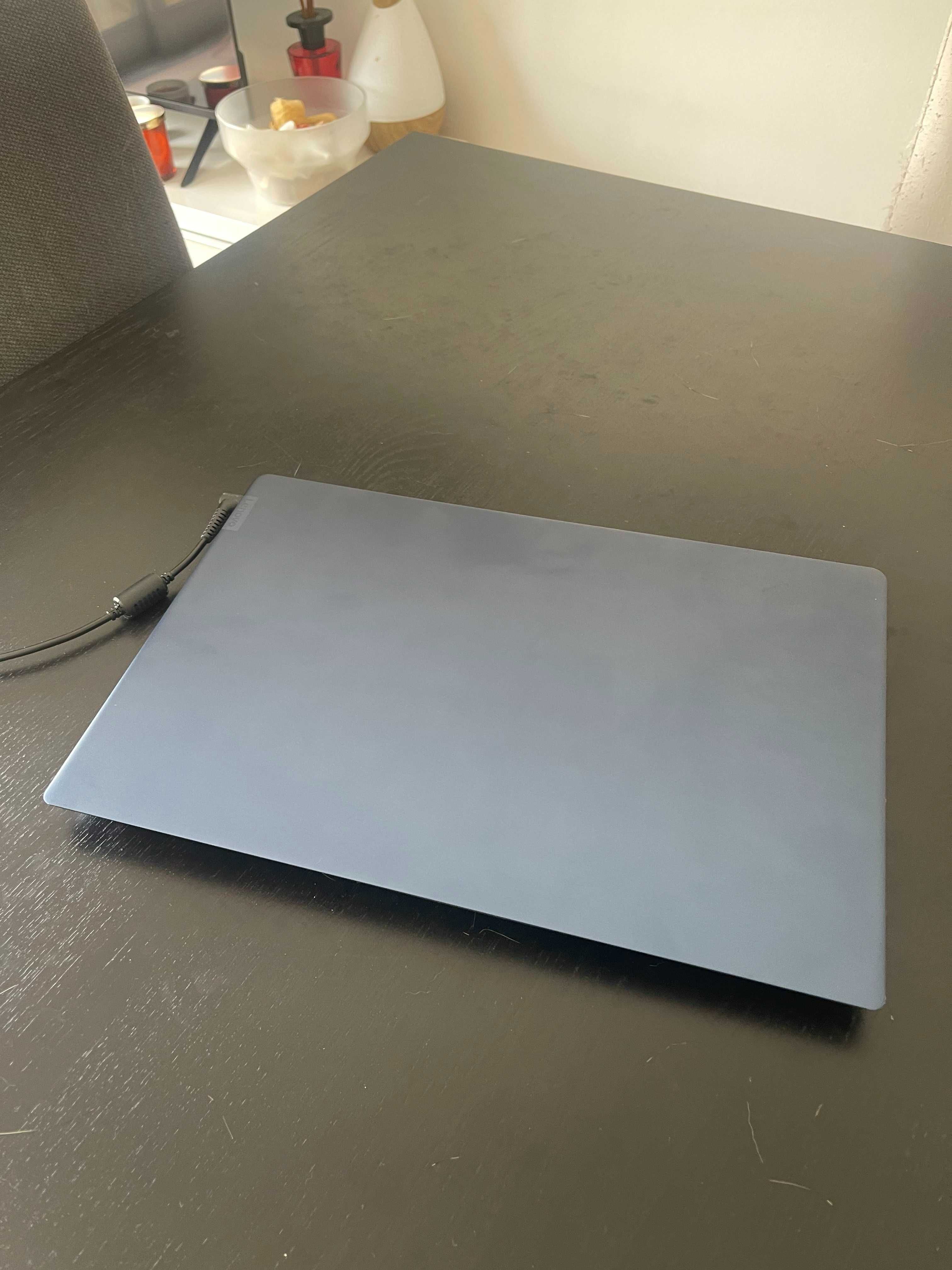 Portátil Lenovo 15.6" AMD R5 2500U, 8GB RAM, 256GB SSD, Windows 10