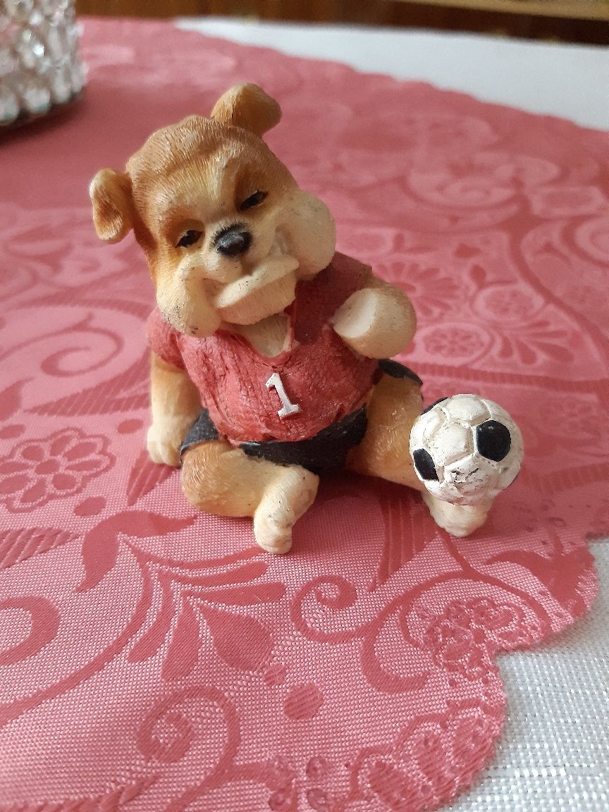 Figurka pies z piłką