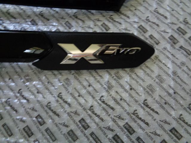 Listwy Emblematy boki bok Piaggio X-EVO XEVO black edition