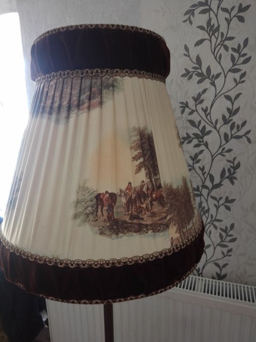 Lampa stojąca z abażurem.