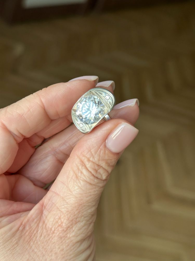 Кольцо серебрянное с цирконами